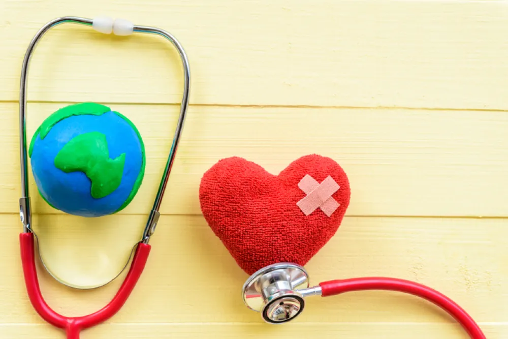 Foto con un Fonendoscopio de médico con un corazón y una  bola del mundo de espuma