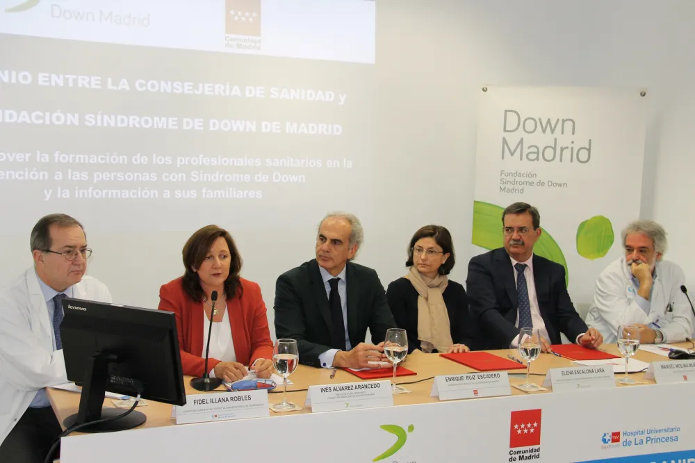 Foto con varias personalidades sentadas en una mesa presentando un proyecto