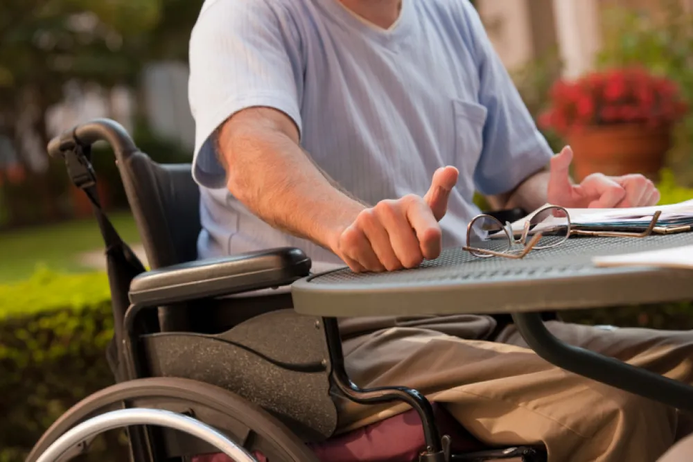 Foto de persona en silla de ruedas