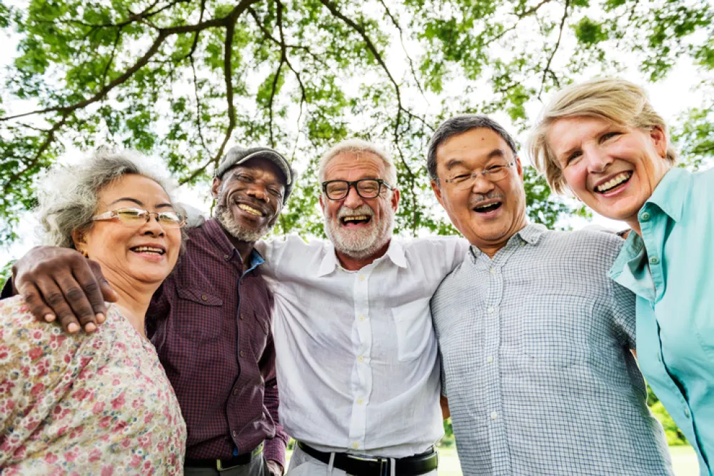 Foto de personas mayores de distintas nacionalidades unidas en un semicirculo