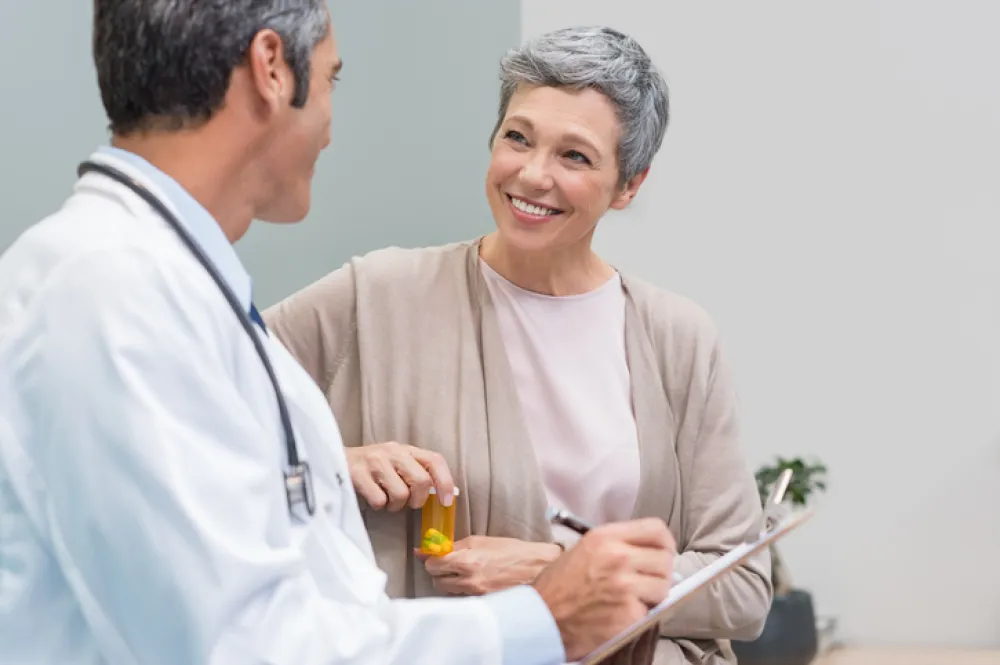 Foto mujer adulta hablando con un médico