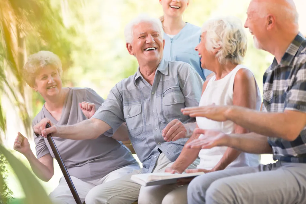 Foto de grupo de personas mayores charlando y riendo