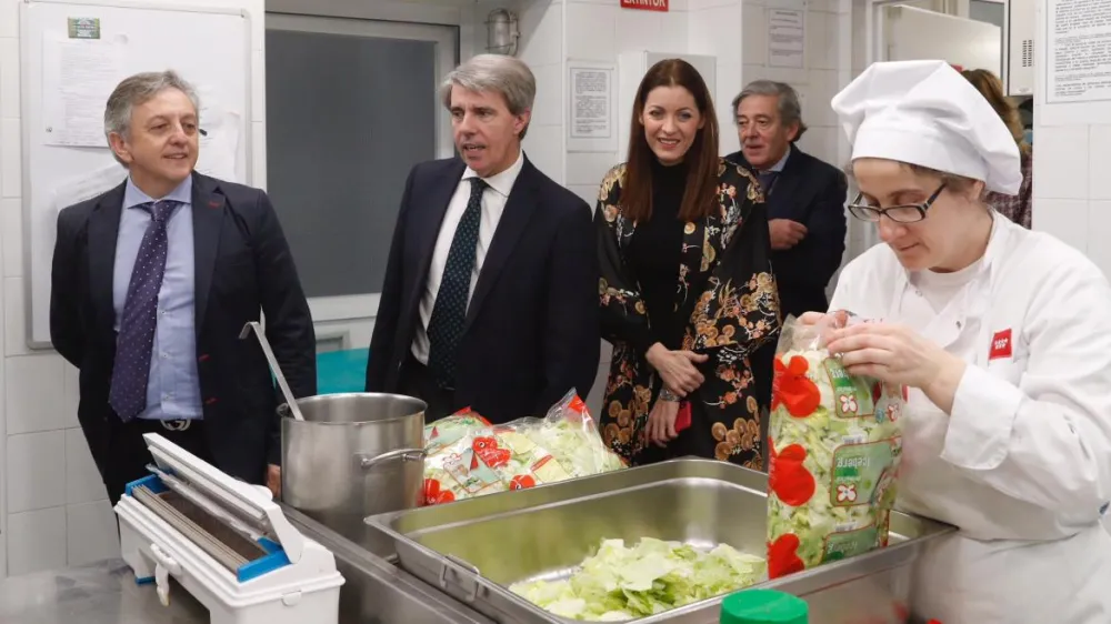 Foto de una cocinera con personalidades de instituciones