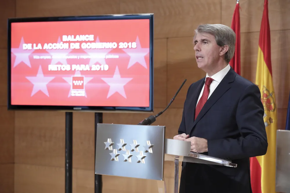 Foto del presidente de la Comunidad de Madrid en una rueda de prensa