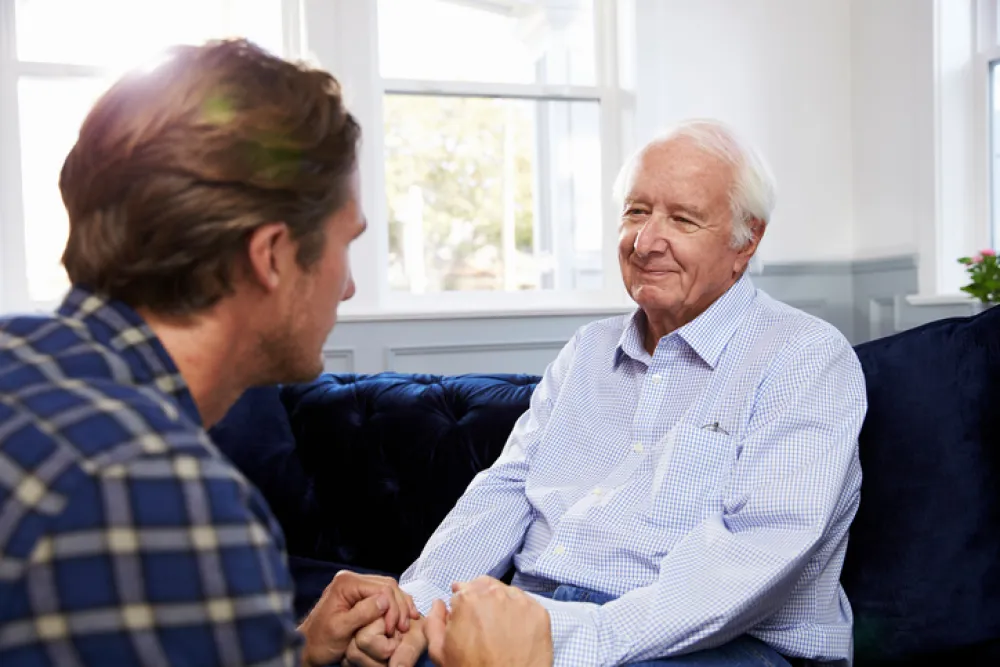 Foto de hombrea anciano hablando con un hombre joven