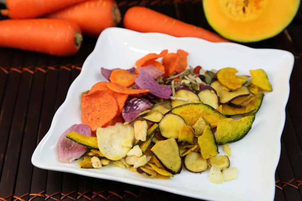 Foto con un plato con chip vegetales variados