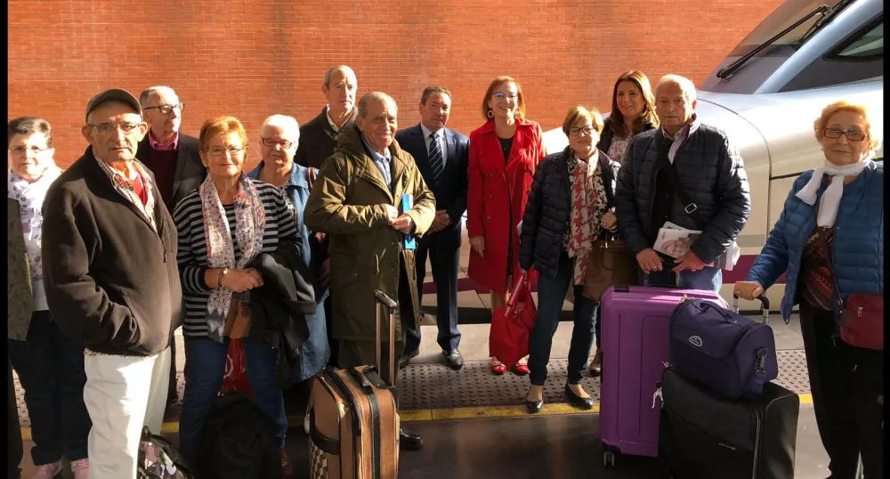 Foto con grupo de personas mayores con maletas