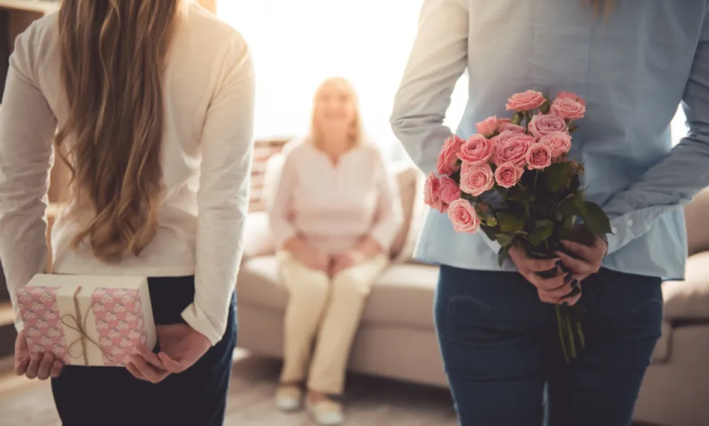 Foto de unas personas con regalos