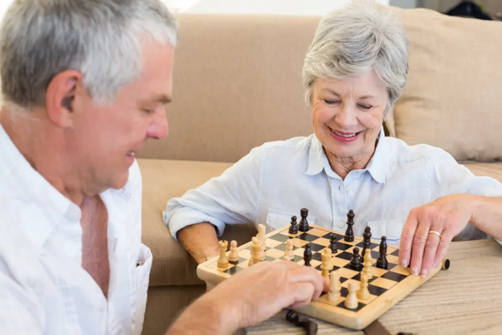 dos personas jugando al ajedrez