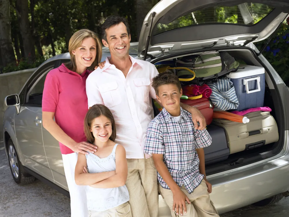 Foto de una familia que se va de vacaciones en coche