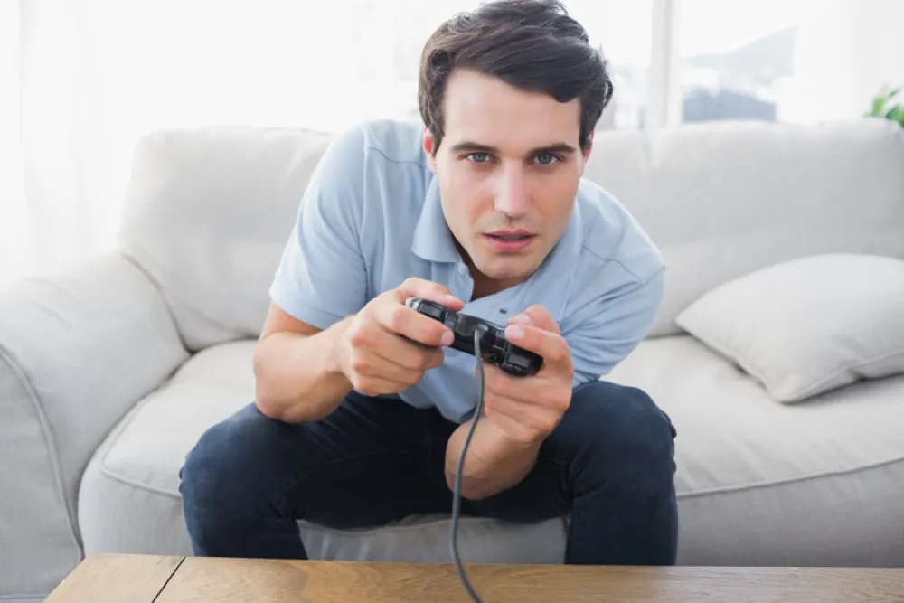 Foto de un chico jugando a un videojuego